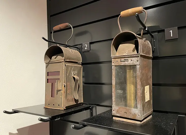郵政博物館 外務員用灯器の展示